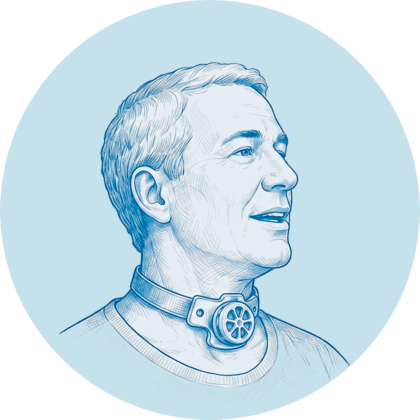 Portrait eines Mannes mit Trachealkanüle und aufgesetztem Sprechventil zur Stimmrehabilitation.